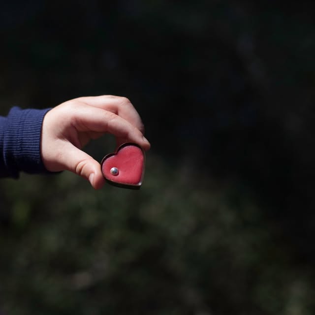 Essenze Chocolates logo