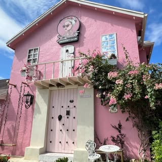 Lolita Dessert Club logo